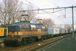 Am 18 März 2001 schleppt ACTS 1252 ein Containerzug durch Rotterdam Centraal.