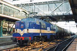 Am 25 April 2004 durchfahrt ACTS 1254 mit ein Kesselwagenzug 's-Hertogenbosch.