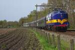 RailExperts 1251 zieht am 27 April 2023 der NVBS-Königstagzug durch Nijkerk nach Zwolle.