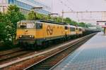 1300/624944/ein-kesselwagenzug-mit-zwei-1600er-als Ein Kesselwagenzug mit zwei 1600er als Waggon führt 1313 in Eindhoven am 30 September 1988 mit.