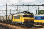 16001800/598843/am-16-mai-2002-schleppt-ns Am 16 Mai 2002 schleppt NS 1607 ein Kesselwagenzug durch Roosendaal.