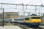 16001800/678592/ns-1831-treft-mit-ec-105 NS 1831 treft mit EC 105 BERNER OBERLAND am 1 Augustus 2003 in Arnhem ein.