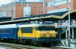 16001800/681063/ns-1841-senkt-deren-stromabnehmer-in NS 1841 senkt deren Stromabnehmer in 's-Hertogenbosch mit ein TTC-Nachtzug am 5 Augustus 2008.