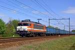 16001800/695916/orange-blanje-bleu-rfo-1828-orange Orange Blanje Bleu: RFO 1828 (Orange und Weiss) schleppt blaue Eanos-Wagen durch Wijchen am 10 April 2020.