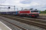 Am 1 Augustus 2026 zieht RXP 9904 (ex NS, sp�ter Railogix 1618) zwei Resiewagen aus Maastricht ins Amersfoort ein. Die farbgebung dieser Lok wurde inspiriert von das Multiservice Farbenschema der SNCF.