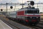 RXP (Rail Experts) 9904, ex NS und ex-Railogix 1618 schiebt am 1 Augustus 2026 zwei RADVE Kuppelwagen ins Rbf Amersfoort von Bahnhof aus. Der Lok tragt ein Farbenschema das basiert wurde auf das SNCF Multiservice Farbkleid. Die 9904 wurde 1982 als NS 1618 in Dienst genommen und kan ab 2000 zu die Reisesparte NS Reizigers nach Aufteilung des Lokparks zwischen NS Reizigers und NS Cargo, sp�ter RaiLioN. Die 58 Loks der Reihe 1600 blieben die 1600 Nummern tragen bei NS Cargo/RaiLioN; NS Reizigers dagegen nummerierte die Loks um in die 1800 (Reihe 1823-1858). Nach Dienstende der 1600er bei RaiLioN/DBSRN bzw die 1800er bei NS reizigers wurden die meiste Loks nicht verschrottet, aber kamen zu private Unternehmen wie RFO und HUSA. Die Nummermix blieb aber die Loks sind identisch -abgesehen von die Nummern und die Farben. Es gibt also keine richtige Differenz zwischen ein 1600 und ein 1800 in die Niederlande. Die 9900-Nummern wurden von LOCON Benelux zugeteilt nachdem die zehn 1600er/1800er gekauft hatten. Nach die Pleite der LOCON Benelux wurden die Loks an andere Unternehmen verkauft und teilweise zur�ckgenummert in die 1600 oder 1800 Reihe. RXP z.B. kaufte die 9901 -und danach drei andere 1600/1800 und nummerierte diese um in die 9900 Reihe.