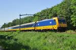 186-traxx-140ms-2/559159/ns-186-114-passiert-tilburg-oude NS 186 114 passiert Tilburg Oude Warande am 26 Mai 2017.