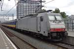186-traxx-140ms-2/620114/cb-rail-186-240-steht-am CB Rail 186 240 steht am 9 Juli 2018 in Amsterdam Centraal.
