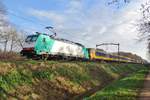 186-traxx-140ms-2/639029/alpha-trains-186-212--in-ns-dienst- Alpha Trains 186 212 -in NS-Dienst-  schiebt ein IC nach Eindhoven durch Tilburg Oude Warande am 23 November 2018.