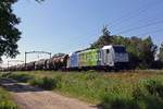 186-traxx-140ms-2/663534/halbregenbogen-186-295-passiert-mit-ein Halbregenbogen 186 295 passiert mit ein Kesselwagenzug am 28 Juni 2019 Oisterwijk.