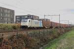 Lineas 186 296 schleppt der Volvo-Containerzug durch Tilburg-Reeshof am 8 Dezember 2021.