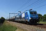 Hin-und-her Teil 1: Am 1 Juni 2023 schleppt LTE 186 942 ein Kesselwagenzug durch Alverna nach Nijmegen.