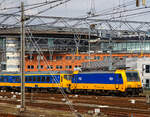 Die NS 186 119 (91 84 1186 119-1 NL-NS) erreicht am 31 Mrz 2018 mit einem IC (InterCity) den Bahnhof Amsterdam Centraal. Am Zugschluss war noch eine weitere 186er. 

Die Bombardier TRAXX F140 MS wurde 2007 von Bombardier in Kassel unter der Fabriknummer 34323 gebaut und an die ATC - Angel Trains Cargo, seit 2008 war sie dann an die NS Hispeed bzw. NS - Nederlandse Spoorwegen N.V. vermietet. Sie hat die Zulassungen fr Deutschland, sterreich, Belgien und die Niederlande. Aktuell (seit 2024) ist die Lok an die SNCB - Socit Nationale des Chemins de Fer Belges als 2869 vermietet und trgt die UiC Nummer 91 84 1186 119-1 NL-B. 

Die NS-Baureihe 186 wurden von Bombardier Transportation zwischen 2006 und 2014 gebaut. Die Lokomotiven werden zum Ziehen von Personenzgen verwendet, frher fr NS Hispeed und jetzt fr NS International. Sie sind eine Multi-Systems-Variante des TRAXX, einer Vierfach-Spannungslokomotive, die auf den meisten europischen Elektrifizierungssystemen arbeiten kann: 1,5/3,0 kV DC und 15/25 kV AC.

Die BR besteht aus zwei Chargen, die erste im Jahr 2008 eingefhrte Bauloks. Die zweite Charge wurde 2014 eingefhrt. Die ersten 12 Lokomotiven wurden 2005 von der Hochgeschwindigkeitsallianz (HSA) bei Alpha Trains bestellt. Die Bombardier Transportation in Kassel baute und ber Alpha Trains angemietet wurden. Diese kamen ab 2008/2009 auf den Verbindungen der HSL-Zuid zwischen Amsterdam und Breda zu Einsatz. Diese Zge haben eine Hchstgeschwindigkeit von 160 km/h. Diese Lokomotiven mit den Zgen sollte nur eine temporre Manahme sein, bis die Hochgeschwindigkeitstriebzge Fyra V250 (AnsaldoBreda V250) in Betrieb genommen wurden. Die V250 traten 2012 in Dienst, wurde aber Anfang 2013, wegen zahlreicher Mngel, auer Betrieb genommen und an den Hersteller zurckgegeben. Die italienische Trenitalia kaufte 2017 17 von den 19 Einheiten, die dort nun als ETR 700 im Einsatz sind. 

Aus diesem Grund waren die NS TRAXX-Lokomotiven noch bis 2024 im Einsatz.
