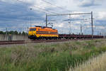 189-siemens-es64f4-2/706392/eine-kleine-ueberraschung-bei-valburg-am Eine kleine Überraschung bei Valburg am 22 Juli 2020: RRF 189 091 zieht ein Gleisbauzug und trägt staat das MRCE-schwarz das RRF Farbenschema.