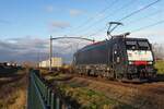 RFO 189 101 zieht am 8 Dezember 2021 ein eher schlicht beladener Containerzug durch Tilburg-Reeshof.