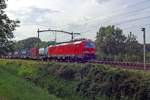 vectron-193475-2/667701/railpool-193-328-passiert-mit-ein Railpool 193 328 passiert mit ein KLV-Zug Tilburg Oude Warande am 4 Augustus 2019. 