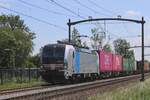 RFO 193 134 zieht ein Containerzug durch Hulten nach Kijfhoek am 5 Juni 2024 und wird vom offenbarer Landesweg fotografiert.