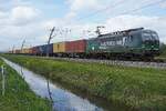 RFO 193 955 zieht ein Containerzug durch Valburg am 14 April 2026.
