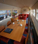 Innenraum/Interieur des Salonwagen Königin Beatrix Sr 10, NL-NS 61 84 89-70 003-8, vom königlichen Zug „Koninklijke Trein“ (Hofzug) am 24. Juni 2025 im Het Spoorwegmuseum (bis 2005 NSM - Nederlands Spoorwegmuseum / Niederländischen Eisenbahnmuseum) in Utrecht im ehemaligen Bahnhof Maliebaan. Sr steht für Salonrijtuig in Deutsch Salonwagen.

Der Wagen wurde 1980 von der Waggonfabrik Talbot GmbH & Co. in Aachen (D) gebaut und als ICR-Wagen (Intercityrijtuig), vom Type A10 ICR-1-A, an die NS - Nederlandse Spoorwegen (Niederländische Eisenbahnen) geliefert, wo er die Nummer NL-NS 50 84 10-70 647-9 trug. 1991 gab das Ministerium für Verkehr, öffentliche Arbeiten und Wasserwirtschaft einen neuen königlichen Zug für Königin Beatrix in Auftrag, da die alten Waggons nicht mehr ausreichten. Man entschied sich für den Umbau eines bestehenden Intercity-Waggons. NS Design war gemeinsam mit der Königin Beatrix für die Innenausstattung verantwortlich.

Königin Beatrix hatte einen klaren Wunsch: Der Zug sollte „schick und schlicht italienisch“ sein. Das Ergebnis war ein funktionales Interieur mit luxuriösen Materialien wie Marmor, warmem rotem Leder und Birnbaumholz. Der SR10 war zudem der erste königliche Waggon mit Klimaanlage sowie Warm- und Kaltwasser.

Der SR10 verfügt über eine Lounge mit einem Besprechungs-/Esstisch und einer Sitzecke mit vier Sesseln und einem Sofa. Es gibt drei Schlafbereiche, zwei für die königliche Familie und einen für die Zugführer. Die Schlafzimmer der königlichen Familie verfügen jeweils über ein eigenes Bad, einen Arbeitsbereich mit Schreibtisch und ein Etagenbett für zwei Personen. Später wurde der Zug auch von König Willem-Alexander genutzt. Ein Schlafzimmer wurde daraufhin umgebaut, um ein drittes Bett für die Prinzessinnen unterzubringen.
