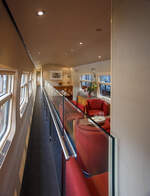 Innenraum/Interieur des Salonwagen Königin Beatrix Sr 10, NL-NS 61 84 89-70 003-8, vom königlichen Zug „Koninklijke Trein“ (Hofzug) am 24. Juni 2025 im Het Spoorwegmuseum (bis 2005 NSM - Nederlands Spoorwegmuseum / Niederländischen Eisenbahnmuseum) in Utrecht im ehemaligen Bahnhof Maliebaan. Sr steht für Salonrijtuig in Deutsch Salonwagen.

Der Wagen wurde 1980 von der Waggonfabrik Talbot GmbH & Co. in Aachen (D) gebaut und als ICR-Wagen (Intercityrijtuig), vom Type A10 ICR-1-A, an die NS - Nederlandse Spoorwegen (Niederländische Eisenbahnen) geliefert, wo er die Nummer NL-NS 50 84 10-70 647-9 trug. 1991 gab das Ministerium für Verkehr, öffentliche Arbeiten und Wasserwirtschaft einen neuen königlichen Zug für Königin Beatrix in Auftrag, da die alten Waggons nicht mehr ausreichten. Man entschied sich für den Umbau eines bestehenden Intercity-Waggons. NS Design war gemeinsam mit der Königin Beatrix für die Innenausstattung verantwortlich.

Königin Beatrix hatte einen klaren Wunsch: Der Zug sollte „schick und schlicht italienisch“ sein. Das Ergebnis war ein funktionales Interieur mit luxuriösen Materialien wie Marmor, warmem rotem Leder und Birnbaumholz. Der SR10 war zudem der erste königliche Waggon mit Klimaanlage sowie Warm- und Kaltwasser.

Der SR10 verfügt über eine Lounge mit einem Besprechungs-/Esstisch und einer Sitzecke mit vier Sesseln und einem Sofa. Es gibt drei Schlafbereiche, zwei für die königliche Familie und einen für die Zugführer. Die Schlafzimmer der königlichen Familie verfügen jeweils über ein eigenes Bad, einen Arbeitsbereich mit Schreibtisch und ein Etagenbett für zwei Personen. Später wurde der Zug auch von König Willem-Alexander genutzt. Ein Schlafzimmer wurde daraufhin umgebaut, um ein drittes Bett für die Prinzessinnen unterzubringen.
