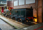 Die 1865 gebaute 1B Dampflokomotive SS 13 „de Bril“ (die Brille), ab 1921 NS 705 (NS-Baureihe 700), am 24 Juni 2025 im Het Spoorwegmuseum (bis 2005 NSM - Nederlands Spoorwegmuseum / Niederländischen Eisenbahnmuseum) in Utrecht im Bahnhof Maliebaan. Ein sehr schönes Eisenbahnmuseum das zum Verweilen einlädt. Übrigens Het vor Spoorwegmuseum heißt einfach „Das“, so heißt übersetzt das Museum einfach „Das Eisenbahnmuseum“.

Die Dampflok wurde 1865 von Beyer Peacock & Co. Ltd. in Manchester (GB) unter der Fabriknummer 533 gebaut und an die damalige SS - Maatschappij tot Exploitatie van Staatsspoorwegen (deutsch: Gesellschaft zum Betrieb von Staatseisenbahnen) geliefert. Ab 1921, nach der Zusammenlegung des Rollmaterials der SS und der NRS, wurde die Lok zur NS 705. Die Lokomotive SS 13 (NS 705) wurde 1932 im Alter von 67 Jahren ausgemustert und vor dem Eisenbahnmuseum abgestellt. Es handelt sich um die älteste noch erhaltene Dampflokomotive der Niederlande. Sie ist (im Jahr 2025) 160 Jahre alt! Der dreiachsige Tender stammt von der SS 8 und wurde 1863 gebaut. Die Lokomotive SS 8 (deren Tender heute zur SS 13 gehört) wurde 1868 durch eine Kesselexplosion in Harlingen schwer beschädigt, woraufhin der (unbeschädigte) Tender zur SS 13 kam. Der Tender trägt übrigens noch immer seine ursprüngliche Nummer SS 8 auf der Rückseite. Ursprünglich hatte diese Lokomotive einen zweiachsigen Tender. Ende des Zweiten Weltkriegs wurde sie von den zurückweichenden Deutschen Truppen in Maastricht (wo sich damals das EM befand) schwer beschädigt. Im Jahr 1951 wurde sie schließlich von der Hauptwerkstatt in Tilburg in ihren Originalzustand zurückversetzt und anschließend ins Eisenbahnmuseum gebracht. Die Lokomotive erhielt im Jahr 2000 mit einem neuen Kessel, ist aber nicht betriebsbereit.

Die NS 700-Serie war eine Serie von 75 Dampflokomotiven der Niederländischen Eisenbahnen (NS), die zwischen 1865 bis 1873, an ihre Vorgängergesellschaften, Maatschappij tot Exploitatie van Staatsspoorwegen (SS, „Gesellschaft zum Betrieb von Staatseisenbahnen“) und der Noord-Brabantsch-Duitsche Spoorweg-Maatschappij (NBDS „Nord-Brabantisch-Deutsche Eisenbahngesellschaft“) geliefert wurden. 

Für den Betrieb der neuen Eisenbahnstrecken Arnheim – Deventer, Zutphen – Glanerbrug, Maastricht – Venlo und Almelo – Hengelo im Jahr 1865 benötigte die SS neue Lokomotiven. Eine große Anzahl von Lokomotiven auf Basis der SS 5-8 wurden bei den Werken von Beyer, Peacock and Company in Manchester bestellt und zwischen 1865 und 1869 als SS 9-16 und SS 21-78 ausgeliefert. Die Maschinen waren damals die leistungsstärksten und schnellsten Lokomotiven auf den niederländischen Eisenbahnen. Die übersprungenen Nummern SS 17–20 wurden durch die 1865 gelieferten Güterzugdampflokomotiven (spätere Baureihe NS 2900) übernommen. Kessel und Zylinder waren die gleichen wie bei der SS 5-8-Serie. Die Antriebsräder waren kleiner und der maximale Dampfdruck wurde auf 8,3 kg/cm² erhöht, was die Zugkraft erhöhte. Die SS 9-16 wurden mit einem zweiachsigen Tender ausgeliefert, andere Lokomotiven waren mit einem dreiachsigen Tender ausgestattet. Im Jahr 1884 wurde bei vier Lokomotiven der Baureihe SS 9–16 der zweiachsige Tender gegen einen dreiachsigen Tender der eingestellten Baureihe SS 5–8 ausgetauscht. Anfangs waren die Lokomotiven nicht mit einem Lokführerstand ausgestattet. Heizer und Lokführer waren vor Witterungseinflüssen lediglich durch eine Schutzbrille (der Brillenplatte), einer Stahlplatte mit 2 runden Fenstern über der Feuertür geschützt. Dieser Brillenplatten verdankt die Lok auch ihren Spitznamen „De Bril“ „Die Brille“. Diese Brillenplatten sorgte nur für etwas Schutz vor dem Fahrtwind und Witterungseinflüssen für den Lokführer und Heizer, deren Arbeitsplatz ist mit Absicht nicht allzu bequem. Die SS befürchtet, dass die Männer während der Fahrt einschlafen könnten. In den 1880er Jahren wurde die Serie mit dem Bremssystem von Westinghouse ausgestattet, außerdem erhielten sie ein Dach über dem Führerstand, später sogar einem geschlossenen Führerstand.

Bedingt durch den Ersten Weltkrieg wurde 1917 eine Zweckgemeinschaft der unabhängigen Eisenbahngesellschaften HSM (Hollandsche IJzeren Spoorweg-Maatschappij) und SS (Maatschappij tot Exploitatie van Staatsspoorwegen) gegründet. Die beiden Gesellschaften errichteten einen gemeinsamen Bahnbetrieb, blieben aber rechtlich unabhängig. Dies änderte sich 1938, als HIJSM und SS vollständig fusionierten und in der AG NS (Nederlandse Spoorwegen, früher Nederlandsche Spoorwegen geschrieben) aufgingen. Das Rollmaterial wurde bereits 1921 zusammengelegt, so wurden die Lok zur NS 705 nummeriert.

TECHNISCHE DATEN:
NS-Serie: 700
Hersteller: Beyer Peacock & Co. Ltd. in Manchester (GB)
Gebaute Anzahl: 75
Typ: Schnellzuglokomotive
Spurweite: 1.435 mm (Normalspur)
Achsfolge: 	1 B (engl. 2-4-0), gekuppelt mit dreiachsigem Tender
Länge über Puffer: 13.637 mm 
Treibraddurchmesser: 1.700 mm (neu) 
Laufraddurchmesser (Lok und Tender): 1.067 mm (neu)
Gewicht: 49,3 t (28,8 t Lok und 20,5 t Tender)
Höchstgeschwindigkeit: 80 km/h
Rostfläche: 1,38 m²
Gesamtheizfläche: 80 m²
Kesselüberdruck: 8,3 kg/cm² 
Anzahl der Zylinder: 2 (Ø 406 mm x 508 mm Hub)
Steuerung: Allan
Anhängelast: 2.864 kg
Wasservorrat: 6,6 m³ 
Kohlevorrat: 3,5 t

Quellen: Somda RailWiki.nl, Het Spoorwegmuseum, nmld.nl, Wikipedia (NL)
Stand/Überarbeitung: Oktober 2025
