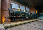 Die 1865 gebaute 1B Dampflokomotive SS 13 „de Bril“ (die Brille), ab 1921 NS 705 (NS-Baureihe 700), am 24 Juni 2025 im Het Spoorwegmuseum (bis 2005 NSM - Nederlands Spoorwegmuseum / Niederländischen Eisenbahnmuseum) in Utrecht im Bahnhof Maliebaan. Ein sehr schönes Eisenbahnmuseum das zum Verweilen einlädt. Übrigens Het vor Spoorwegmuseum heißt einfach „Das“, so heißt übersetzt das Museum einfach „Das Eisenbahnmuseum“.

Die Dampflok wurde 1865 von Beyer Peacock & Co. Ltd. in Manchester (GB) unter der Fabriknummer 533 gebaut und an die damalige SS - Maatschappij tot Exploitatie van Staatsspoorwegen (deutsch: Gesellschaft zum Betrieb von Staatseisenbahnen) geliefert. Ab 1921, nach der Zusammenlegung des Rollmaterials der SS und der NRS, wurde die Lok zur NS 705. Die Lokomotive SS 13 (NS 705) wurde 1932 im Alter von 67 Jahren ausgemustert und vor dem Eisenbahnmuseum abgestellt. Es handelt sich um die älteste noch erhaltene Dampflokomotive der Niederlande. Sie ist (im Jahr 2025) 160 Jahre alt! Der dreiachsige Tender stammt von der SS 8 und wurde 1863 gebaut. Die Lokomotive SS 8 (deren Tender heute zur SS 13 gehört) wurde 1868 durch eine Kesselexplosion in Harlingen schwer beschädigt, woraufhin der (unbeschädigte) Tender zur SS 13 kam. Der Tender trägt übrigens noch immer seine ursprüngliche Nummer SS 8 auf der Rückseite. Ursprünglich hatte diese Lokomotive einen zweiachsigen Tender. Ende des Zweiten Weltkriegs wurde sie von den zurückweichenden Deutschen Truppen in Maastricht (wo sich damals das EM befand) schwer beschädigt. Im Jahr 1951 wurde sie schließlich von der Hauptwerkstatt in Tilburg in ihren Originalzustand zurückversetzt und anschließend ins Eisenbahnmuseum gebracht. Die Lokomotive erhielt im Jahr 2000 mit einem neuen Kessel, ist aber nicht betriebsbereit.

Die NS 700-Serie war eine Serie von 75 Dampflokomotiven der Niederländischen Eisenbahnen (NS), die zwischen 1865 bis 1873, an ihre Vorgängergesellschaften, Maatschappij tot Exploitatie van Staatsspoorwegen (SS, „Gesellschaft zum Betrieb von Staatseisenbahnen“) und der Noord-Brabantsch-Duitsche Spoorweg-Maatschappij (NBDS „Nord-Brabantisch-Deutsche Eisenbahngesellschaft“) geliefert wurden. 

Für den Betrieb der neuen Eisenbahnstrecken Arnheim – Deventer, Zutphen – Glanerbrug, Maastricht – Venlo und Almelo – Hengelo im Jahr 1865 benötigte die SS neue Lokomotiven. Eine große Anzahl von Lokomotiven auf Basis der SS 5-8 wurden bei den Werken von Beyer, Peacock and Company in Manchester bestellt und zwischen 1865 und 1869 als SS 9-16 und SS 21-78 ausgeliefert. Die Maschinen waren damals die leistungsstärksten und schnellsten Lokomotiven auf den niederländischen Eisenbahnen. Die übersprungenen Nummern SS 17–20 wurden durch die 1865 gelieferten Güterzugdampflokomotiven (spätere Baureihe NS 2900) übernommen. Kessel und Zylinder waren die gleichen wie bei der SS 5-8-Serie. Die Antriebsräder waren kleiner und der maximale Dampfdruck wurde auf 8,3 kg/cm² erhöht, was die Zugkraft erhöhte. Die SS 9-16 wurden mit einem zweiachsigen Tender ausgeliefert, andere Lokomotiven waren mit einem dreiachsigen Tender ausgestattet. Im Jahr 1884 wurde bei vier Lokomotiven der Baureihe SS 9–16 der zweiachsige Tender gegen einen dreiachsigen Tender der eingestellten Baureihe SS 5–8 ausgetauscht. Anfangs waren die Lokomotiven nicht mit einem Lokführerstand ausgestattet. Heizer und Lokführer waren vor Witterungseinflüssen lediglich durch eine Schutzbrille (der Brillenplatte), einer Stahlplatte mit 2 runden Fenstern über der Feuertür geschützt. Dieser Brillenplatten verdankt die Lok auch ihren Spitznamen „De Bril“ „Die Brille“. Diese Brillenplatten sorgte nur für etwas Schutz vor dem Fahrtwind und Witterungseinflüssen für den Lokführer und Heizer, deren Arbeitsplatz ist mit Absicht nicht allzu bequem. Die SS befürchtet, dass die Männer während der Fahrt einschlafen könnten. In den 1880er Jahren wurde die Serie mit dem Bremssystem von Westinghouse ausgestattet, außerdem erhielten sie ein Dach über dem Führerstand, später sogar einem geschlossenen Führerstand.

Bedingt durch den Ersten Weltkrieg wurde 1917 eine Zweckgemeinschaft der unabhängigen Eisenbahngesellschaften HSM (Hollandsche IJzeren Spoorweg-Maatschappij) und SS (Maatschappij tot Exploitatie van Staatsspoorwegen) gegründet. Die beiden Gesellschaften errichteten einen gemeinsamen Bahnbetrieb, blieben aber rechtlich unabhängig. Dies änderte sich 1938, als HIJSM und SS vollständig fusionierten und in der AG NS (Nederlandse Spoorwegen, früher Nederlandsche Spoorwegen geschrieben) aufgingen. Das Rollmaterial wurde bereits 1921 zusammengelegt, so wurden die Lok zur NS 705 nummeriert.

TECHNISCHE DATEN:
NS-Serie: 700
Hersteller: Beyer Peacock & Co. Ltd. in Manchester (GB)
Gebaute Anzahl: 75
Typ: Schnellzuglokomotive
Spurweite: 1.435 mm (Normalspur)
Achsfolge: 	1 B (engl. 2-4-0), gekuppelt mit dreiachsigem Tender
Länge über Puffer: 13.637 mm 
Treibraddurchmesser: 1.700 mm (neu) 
Laufraddurchmesser (Lok und Tender): 1.067 mm (neu)
Gewicht: 49,3 t (28,8 t Lok und 20,5 t Tender)
Höchstgeschwindigkeit: 80 km/h
Rostfläche: 1,38 m²
Gesamtheizfläche: 80 m²
Kesselüberdruck: 8,3 kg/cm² 
Anzahl der Zylinder: 2 (Ø 406 mm x 508 mm Hub)
Steuerung: Allan
Anhängelast: 2.864 kg
Wasservorrat: 6,6 m³ 
Kohlevorrat: 3,5 t

Quellen: Somda RailWiki.nl, Het Spoorwegmuseum, nmld.nl, Wikipedia (NL)
Stand/Überarbeitung: Oktober 2025
