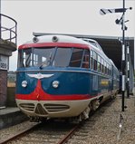 nederlands-spoorwegmuseum-utrecht-nsm/522123/-dieselelektrischer-triebzug-ns-20-genannt . Dieselelektrischer Triebzug NS 20, genannt ' de Kameel' gebaut 1954 durch die Firma Rolend Material Allen in Rotterdam, auer Dienst wurde er 1991 gestellt, nach der Renovierung wurde er im Jahr 2008 wieder in Dienst genommen, der Triegzug dient als Inspektionsfahrzeug auf Baustellen und fr Besuche der Direktion im ganzen Land.
Das Fahrzeug kann jetzt auch von Gruppen angemietet werden. 
Das Fahrzeug besitzt keine Kupplung und kann somit nicht an andere Fahrzeuge angehngt werden, mit einer speziellen Vorrichtung kann es im Notfall abgeschleppt werden.
Typ: Inspektionsfahrzeug,
Stckzahl: 1
Achsfolge: Bo'Bo'
Spurweite: 1435 mm
LP: 25,550 m
Eigengewicht: 58 T 
V.max:  125 km/h                 
abgestellt am 01.10.2016 im Nederlands Spoorwegmuseum in Utrecht.