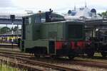 Vor einige Jahrzehnten hat sich ein DDR Lok Type V22 sich in die Rangen der SHM (Stoomtram Hoorn-Medemblick)  geschm�ckelt und ist schon lang aktiv als SHM-35 Griezel (Ungetum oder Gespenst) in Verschiebearbeiten, wie hier am 6 Juli 2026 in Hoorn zu sehen ist. Der Griezel wurde 1998 von der VEB Anschlu�bahngemeinschaft Vorfertigung Halle/Saale gekauft und nach revision 1999 in Dienst gestellt. Leider hatte der Motor oft Pannen und in 2006 wurde diese dann auch von ein Deutz-Motor ersetzt. Ab dann lief der SHM-35 ohne Probleme und ist nochimmer als Rangierlok in Dienst.