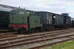 Vor einige Jahrzehnten hat sich ein DDR Lok Type V22 sich in die Rangen der SHM (Stoomtram Hoorn-Medemblick)  geschm�ckelt und ist schon lang aktiv als SHM-35 Griezel (Ungetum oder Gespenst) in Verschiebearbeiten, wie hier am 6 Juli 2026 in Hoorn zu sehen ist. Der Griezel wurde 1998 von der VEB Anschlu�bahngemeinschaft Vorfertigung Halle/Saale gekauft und nach revision 1999 in Dienst gestellt. Leider hatte der Motor oft Pannen und in 2006 wurde diese dann auch von ein Deutz-Motor ersetzt. Ab dann lief der SHM-35 ohne Probleme und ist nochimmer als Rangierlok in Dienst.