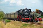 VSM 44 1593 zieht ein Dampfpendelzug durch Lieren am 4 September 2022.