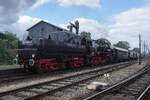 Es ist Samstag 5 September, der Samstag von das 1. volles Wochenende in September und das heisst 'Terug-naar-Toen' (Zur�ck ins Damals); das Spektakel bei der Veluwsche Stoomtrein Maatschappij VSM mit jeder Stunde ein Dampfzug zwischen Beekbergen (Bw  ...