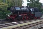  Es ist Samstag 5 September, der Samstag von das 1. volles Wochenende in September und das heisst 'Terug-naar-Toen' (Zur�ck ins Damals); das Spektakel bei der Veluwsche Stoomtrein Maatschappij VSM mit jeder Stunde ein Dampfzug zwischen Beekbergen (Bw ...
