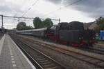  Es ist Samstag 5 September, der Samstag von das 1. volles Wochenende in September und das heisst 'Terug-naar-Toen' (Zur�ck ins Damals); das Spektakel bei der Veluwsche Stoomtrein Maatschappij VSM mit jeder Stunde ein Dampfzug zwischen Beekbergen (Bw ...