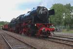 Ein (ex-) DB BR 23 vor ein Guterzug! Es ist Samstag 5 September, der Samstag von das 1. volles Wochenende in September und das heisst 'Terug-naar-Toen' (Zur�ck ins Damals); das Spektakel bei der Veluwsche Stoomtrein Maatschappij VSM mit jeder Stunde  ...