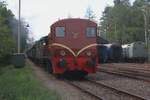 VSM 2233 schiebt am 5 September 2026 w�hrend das Museumszugspektakel  Terug naar Toen  eine der 3/4 st�ndlich (das ist tatsachlich jede 45 Minuten) verkehrende Pendelz�ge zwischen Loenen und Beekbergen aus Loenen. Das Bild wurde vom Bahnsteigkante in Loenen gemacht.