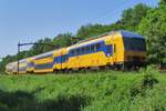 nid-nieuwe-intercity-dubbeldekker-series-75007600/559157/ns-7530-passiert-tilburg-oude-warande NS 7530 passiert Tilburg Oude Warande am 26 Mai 2017.