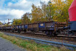 2-achsiger Flachwagen (Niederbordwagen) fr Schotter und Sand, 43 84 3228 150-9 NL-RP, der Gattung NS Klmos 702, der Vermietungsfirma Railpro (voestalpine Railpro BV), am 04.11.2020 im Zugverband in Herdorf.

Dieser Wagen ist geeignet fr den Transport von Schotter, Sand oder anderen Schttgtern. Der Wagen hat einen Stahlboden und feste Seitenwnde, was ihn zu einem sehr robusten Wagen macht. Die Kopfteile knnen heruntergelassen werden, was es ermglicht mit einem Bagger oder Kran ber den Wagen bzw. Wagenzug zu fahren. Der KLMOS-Wagen hat eine maximale Ladekapazitt von 25,4 Tonnen. Die Wagen wurden ursprnglich fr die Niederlndischen Eisenbahnen gebaut, sie haben eine Bilaterale Zulassung fr Deutschland, sterreich, Belgien, Dnemark, Schweiz, Frankreich, Luxemburg, Niederlande und Italien.

TECHNISCHE DATEN des Wagens:
Spurweite: 1.435 mm
Achsanzahl: 2
Lnge ber Puffer: 11.740 mm
Achsabstand: 8.000 mm
Lnge der Ladeflchen: 10.300 mm
Breite der Ladeflche: 2.830 mm
Ladeflche: 29,3 m
Eigengewicht: 12.060 kg
max. Zuladung: 25.400 kg (ab Streckenklasse C)
Bremse: O-GP