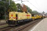 Am 21 Oktober 2012 steht Strukton 303004 mit ein Gleisbauzug in 's-Hertogenbosch.