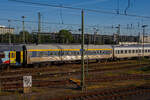 Der Schlafwagen der Gattung WLAB (ex CIWL 4536, Typ WL AB30, ex WL P), NL-MSM 61 84 06-70 418-8, der MSM Gruppe Inh. Niko Maedge e.K. (Köln) abgestellt am 20 Mai 2025 im Zugverband in Köln-Deutzerfeld, aus einem Zug heraus fotografiert, leider mit einem Mast davor.

Der Wagen wurde 1955 von der französischen Firma Etablissements Carel Fouché & Cie. (Le Mans) gebaut und als CIWL 4536 an die Compagnie Internationale des Wagons-Lits (CIWL), seit 1967 Compagnie Internationale des Wagons-Lits et du Tourisme (CIWLT, deutsch Internationale Schlafwagen- und Touristik-Gesellschaft), geliefert. Die CIWL/CIWLT ist das älteste europäische Unternehmen zum Betrieb von Schlafwagen, Speisewagen und Luxuszügen.

Der Wagen hatte folgende Bezeichnungen:
Ab 1955 - CIWL 4536 (Typ WL AB30, ex WL P)
CIWLT 51 66 06-50 036-6
SNCF 61 87 75-41 726-3
Ab 1992 - NS 71 84 70-70 018-5
NS 61 84 70-70 418-9
Ab 2004 - NL- EETC 61 84 70-70 418-9
Ab 2006 - NL- EETC 61 84 06-70 418-8
Ab 2016 - NL-MSM 61 84 06-70 418-8 (vermutlich 1922 verkauft an Train Rental GmbH (TC) 

Der Wagenursprung:
Der Typ P der Compagnie Internationale des Wagon-Lits (CIWL) war eine Schlafwagen-Type mit Außenhaut aus blankem Edelstahl. Sie wurden in Lizenz von Budd nach amerikanischem Vorbild hergestellt. Das an die französischen INOX-Wagen erinnernde Aussehen in blankem Metall blieb beim sonst von der Farbe Blau dominierten Fahrzeugpark der CIWL einzigartig.

Insgesamt 80 Wagen wurden 1955 von den Unternehmen Le Brugeoise et Nivelles, Ansaldo, Carel & Fouché sowie Fiat Ferroviaria gebaut. Sie erhielten die laufenden Nummern 4501 bis 4580. Die Wagen besaßen 20 ineinander verschachtelte Einzelabteile der „Spezial-Klasse“ nach Vorbild der amerikanischen „Double-Roomettes“, wobei die Frequenz dieser in Europa unbekannten Einzelabteile von Beginn an sehr zu wünschen übrigließ. Um 1970 wurden die Wagen von Faltenbalg- auf Gummiwulst-Übergänge umgebaut.

Nach der Übernahme des CIWL-Fuhrparks in den Besitz der jeweiligen Staatsbahnen bzw. durch Trans-Euro-Nacht wurden in den Jahren 1992 bis 1994 im RSI-Werk Ostende 20 Fahrzeuge für die ÖBB, die Nederlandse Spoorwegen sowie die Belgischen Staatsbahnen umfassend umgebaut. Dabei entstanden aus 20 Einbettabteilen 10 geräumige Dreibettabteile mit Waschbecken, Tisch und Sessel; die relativ engen Toilettenräume und das Dienstabteil am Ende ohne Einstieg blieben bestehen. Die Klimaanlagen wurden erneuert. Die Wagen erhielten Schlingerdämpfern, sowie neue Drehgestelle (Schlieren-Drehgestelle Typ 27 anstelle der Schlieren Typ N), so wurde die Höchstgeschwindigkeit auf 160 km/h gesteigert. Das Innenraumdesign wurde in Pastelltönen und die Farbgebung mit kobaltblauem Fensterband und gelbem Begleitstreifen darüber wurde neugestaltet. Die Kosten für die Renovierung beliefen sich auf 1,7 Millionen Gulden (heute ca. 765.000 Euro) pro Waggon.

Die NS und SNCB betrieben je fünf Wagen bis 2003 und beendeten dann beide den Betrieb eigener Schlaf- und Liegewagen. Die NS-Wagen gingen zunächst an Euro-Express Treincharter, die SNCB-Wagen an TTC, beide Unternehmen setzten sie in saisonalen Urlaubszügen ein. Die ÖBB schieden die letzten Wagen im Jahr 2017 aus.

Heute (2023) werden die verbleibenden Wagen bei TRI Train Rental, Euro-Express Sonderzüge und der MSM-Gruppe in Urlaubszügen eingesetzt (teilweise als Ersatzteilspender). 

TECHNISCHE DATEN (nach Umbau):
Gebaute Anzahl: 80
Baujahre: ab 1955
Spurweite: 1.435 mm (Normalspur)
Länge über Puffer: 24.050 mm
Länge Wagenkasten: 22.748 mm
Drehzapfenabstand: 16.500 mm
Drehgestelltype: Schlieren 27 (zuvor Schlieren N)
Breite: 2.865 mm
Höhe über SOK: 4.248 mm
Leergewicht: 48,5 t
Höchstgeschwindigkeit: 160 km/h
Abteile: 10 (für 1, 2 oder 3 Passagiere)
Dienstabteil: 1
Toiletten: 2
