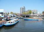 Rondvaartboten voor het Centraal Station.