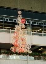 Weihnachtsbaum Den Haag Centraal Station 15-12-2013.