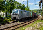 Die an die TX Logistik AG vermietete 193 921 (91 80 6193 921-4 D-NRAIL) der Northrail GmbH fährt am 06 Mai 2025 mit einem KLV-Zug (Taschenwagenzug) durch den Bahnhof Kirchen/Sieg in Richtung Köln. Rechts auf Gleis 2 hält der HLB VT 504 ...