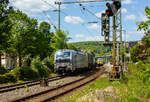 Die an die TX Logistik AG vermietete 193 921 (91 80 6193 921-4 D-NRAIL) der Northrail GmbH fährt am 06 Mai 2025 mit einem KLV-Zug (Taschenwagenzug) durch den Bahnhof Kirchen/Sieg in Richtung Köln. Rechts auf Gleis 2 hält der HLB VT 504 ...