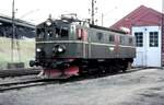 Foto von Kenth hlin in Sammlung von Karl Sauerbrey: NSB El 12 2115 im AW Narvik in Nacharschaft zur Erz-Verladestation im September 1982. Es steht dort ein Drittel der Lok.