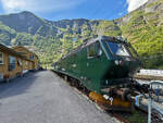 Die NSB / Fl�msbana El 17 2230 am 16 Juni 2026 beim Fl�mbahn Museum / Fl�msbanamuseet (dem alten Empfangsgeb�ude) in Fl�m.