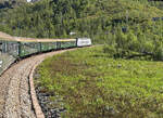 Ein Zug der Fl�msbana (Fl�mbahn), im Sandwich zweier Vy El 18, am 16 Juni 2026 auf dem 20 km langen Weg von Fl�m in das 865 h�her belegende Myrdal.