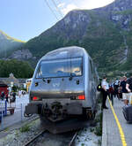 Die Vy El 18 2253 (91 76 0118 253-3 N-Vy) der Vygruppen AS (ehemals NSB - Norges Statsbaner) am Ende eines Zuges der Fl�msbana (Fl�mbahn) am 16 Juni 2026 im Bahnhof Fl�m.