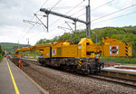 gleiskrane/496451/ich-konnte-ein-etwas-anders-bild 
Ich konnte ein etwas anders Bild von ihm machen....
Der 150 t Kirow Gleis- und Weichenbaukran KRC 1200 (ein Kirow MULTI TASKER KRC 1200) A-RTS 99 81 9119 004-5, ex SKL X 980 009-5, der Firma Swietelsky (eigestellt durch die Tochtergesellschaft RTS Rail Transport Service GmbH) hat die 50 t-Traverse (Eigengewicht 5600) im Hacken, an dieser befindet sich ein alte Gleisstück und wird am 14.05.2016 im Bahnhofsbereich von Kautenbach aus dem Schotter gehoben.

TECHNISCHE DATEN von dem Kran:
Spurweite: 1.435 mm
Achsfolge: 1'A'1A'A1'A1'
Eigengewicht  (in Transportstellung) : 128,0 t  (ohne Gegengewichte)
Länge über Puffer:  15.000 mm  (+13.000 mm Gegenlastwagen)
Motorleistung:  254 kW bei 2.200 U/min
max. Geschwindigkeit im Zugverband: 120 km/h
max. Geschwindigkeit im Eigenantrieb: 19 km/h
Achsanzahl:  8 (in 4 Drehgestelle bzw. 2 Doppeldrehgestelle)
Drehzapfenabstand: 10.000 mm
Drehzapfenabstand im Drehgestell 1 und 2: 2.300 mm
Achsabstand in den Einzeldrehgestellen: 1.100mm
Ergebene Achsabstände in m: 1,1 / 1,2 / 1,1/ 6,6 / 1,1 / 1,2 / 1,1
Radsatzlast Gegengewichtswagen:  max. 20,0 t
Höhe in Transportstellung:  4.300 mm
Breite in Transportstellung:  3.100 mm
max. Ausladung vor Puffer:  21.000 mm
max. Traglast bei max. Ausladung:  40 t
Größte mögliche Traglast: 150 t (abgestützt)  / 120t (freistehend)
max. Hakenhöhe:  24.000 mm
hintere Ausladung (Gegenwicht):  7,9 m–13,5 m
Zul. Anhängelast: 150 t
Kleinster befahrbarer Radius: 90 m (120 m im Schleppbetrieb)
Kraftstofftank: 800 Liter (Diesel)

Besondere Ausstattung:
Überhöhenausgleich 180 mm
Schwenkradius ± 360º
Abstützung teleskopierbar bis 8 m Abstützbasis
profilfreies Arbeiten bis ± 30º

Der Kran wurde 2002 von Kirow in Leipzig unter der Fabriknummer 114700 gebaut. 