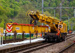 gleiskrane/721962/der-150-t-kirow-gleis--und Der 150 t KIROW Gleis- und Weichenbaukran KRC 1200 (ein Kirow MULTI TASKER KRC 1200) A-RTS 99 81 9119 004-5, ex SKL X 980 009-5, der Firma Swietelsky (eigestellt durch die Tochtergesellschaft RTS Rail Transport Service GmbH) ist am 14.05.2016 im Bahnhofs von Kautenbach (Luxemburg) im Einsatz. Der Kran hat die 50t-Traverse (Eigengewicht 5.600 kg) im Haken.

Der Kran wurde 2002 von Kirow in Leipzig unter der Fabriknummer 114700 gebaut. Die Traverse wurde 2001 von in Leipzig unter der Fabriknummer 114700/1, Die Traverse kann beidseitig verlngert werden, dann hat sie eine Tragfhigkeit von 45t bei einem Eigengewicht von 7.200 kg.

TECHNISCHE DATEN von dem Kran:
Spurweite: 1.435 mm
Achsfolge: 1'A'1A'A1'A1'
Eigengewicht  (in Transportstellung) : 128,0 t  (ohne Gegengewichte)
Lnge ber Puffer:  15.000 mm  (+13.000 mm Gegenlastwagen)
Motorleistung:  254 kW bei 2.200 U/min
max. Geschwindigkeit im Zugverband: 120 km/h
max. Geschwindigkeit im Eigenantrieb: 19 km/h
Achsanzahl:  8 (in 4 Drehgestelle bzw. 2 Doppeldrehgestelle)
Drehzapfenabstand: 10.000 mm
Drehzapfenabstand im Drehgestell 1 und 2: 2.300 mm
Achsabstand in den Einzeldrehgestellen: 1.100mm
Ergebene Achsabstnde in m: 1,1 / 1,2 / 1,1/ 6,6 / 1,1 / 1,2 / 1,1
Treib- und Laufraddurchmesser: 730 mm (neu)
Radsatzlast mit Gegengewichtswagen:  max. 20,0 t
Hhe in Transportstellung:  4.300 mm
Breite in Transportstellung:  3.100 mm
max. Ausladung vor Puffer:  21.000 mm
max. Traglast bei max. Ausladung:  40 t
Grte mgliche Traglast: 150 t (abgesttzt)  / 120t (freistehend)
max. Hakenhhe:  24.000 mm
hintere Ausladung (Gegenwicht):  7,9 m–13,5 m (max. 5.600 mm ber Puffer)
Zul. Anhngelast: 150 t
Kleinster befahrbarer Radius: 90 m (120 m im Schleppbetrieb)
Kraftstofftank: 800 Liter (Diesel)

Besondere Ausstattung:
berhhenausgleich 180 mm
Schwenkradius  360
Absttzung teleskopierbar bis 8 m Absttzbasis
profilfreies Arbeiten bis  30
