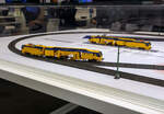 H0-Modelle (Hersteller unbekannt) von zwei Weichen- und Gleisstopfmaschinen Plasser & Theurer UNIMAT 09-8x4/4S E³ am Stand von Plasser & Theurer auf der 29. Internationale Ausstellung Fahrwegtechnik 2025 (iaf) in Münster (hier am 20 Mai 2025).